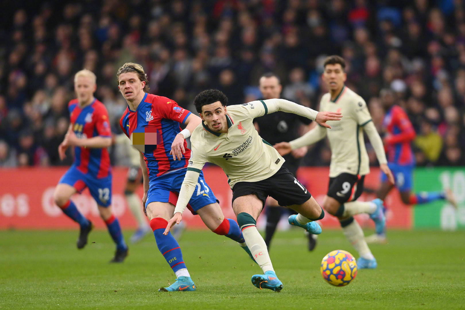 巴萨生涯前100场数据：亚马尔参与55球，梅西参与54球.